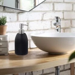 Relaxdays Seifenspender Rillen, Schwarz, Kunststein, Mit Edelstahlpumpe, 300ml 14 Relaxdays Seifenspender Rillen, Schwarz, Kunststein, Mit Edelstahlpumpe, 300ml -Tork Shop 7ef3e6021877e633157d47539bc99b1e57356fa0 seifenspender relaxdays rillen schwarz