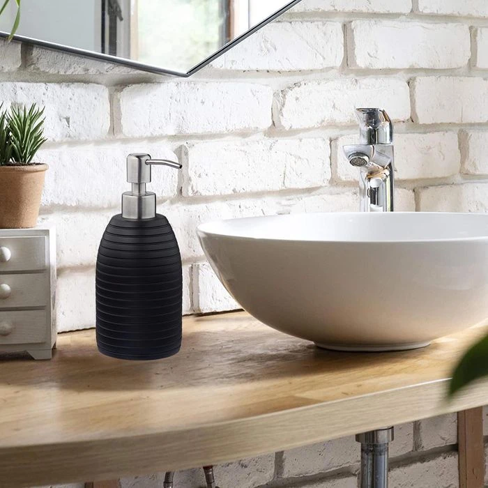 Relaxdays Seifenspender Rillen, Schwarz, Kunststein, Mit Edelstahlpumpe, 300ml 7 Relaxdays Seifenspender Rillen, Schwarz, Kunststein, Mit Edelstahlpumpe, 300ml – Bild 7